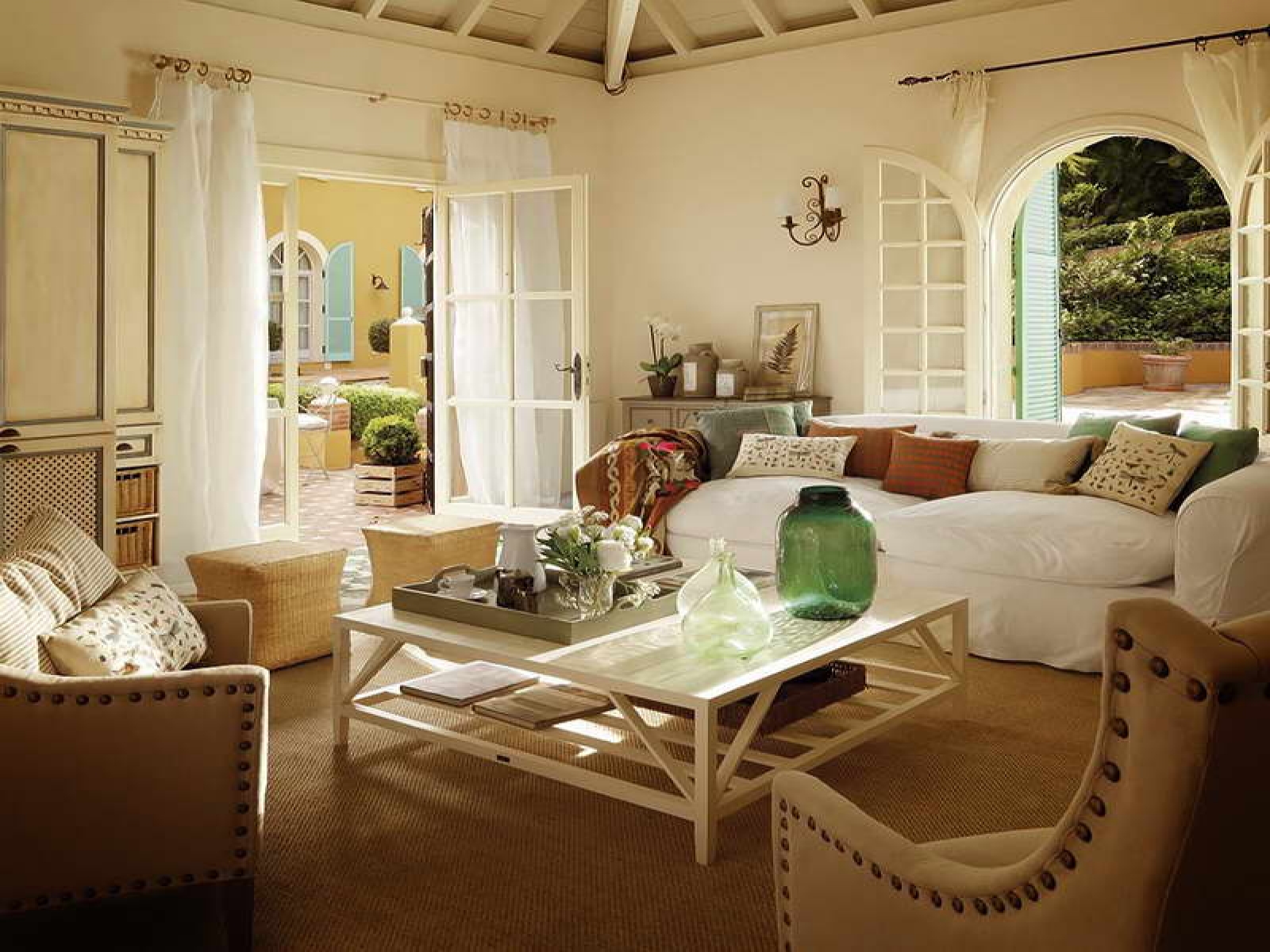 cottage-style-interior-design-beach-cottage-design-ideas-with-carpet-flooring