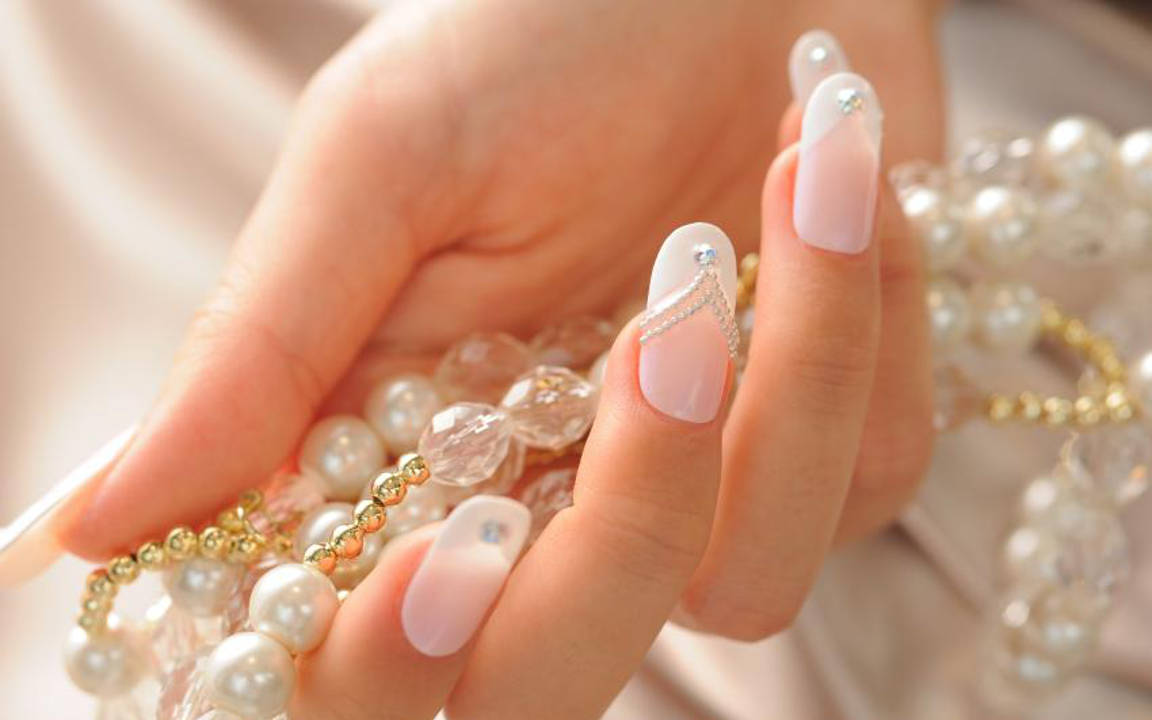 14-delicate-bridal-manicure-designs-2