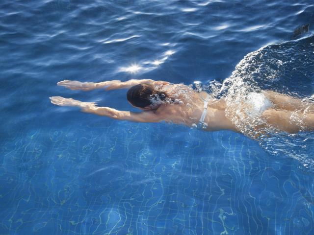 woman_swimming__medium_4x3